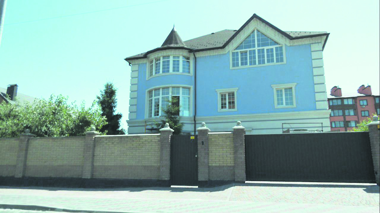 Площадка для вечеринок и Тесла: в каких домах живут Андрей Богдан и Дмитрий Разумков